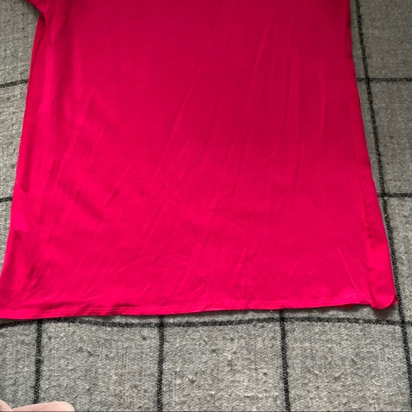 Hot pink, scalloped t-shirt - Picture 4 of 5